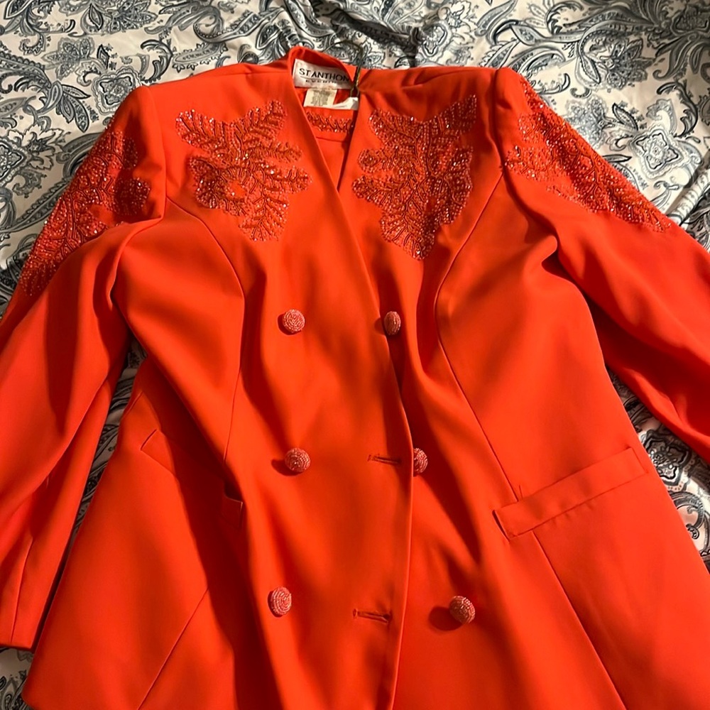 Women’s suit in orange size 18. Jacket and skirt size 18